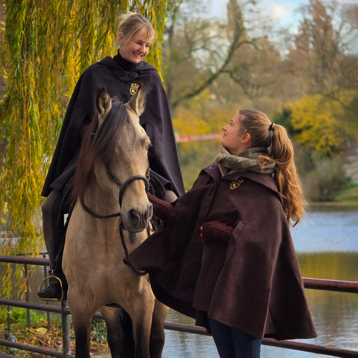 Poncho mit edler Hofreitschul-Stickerei
