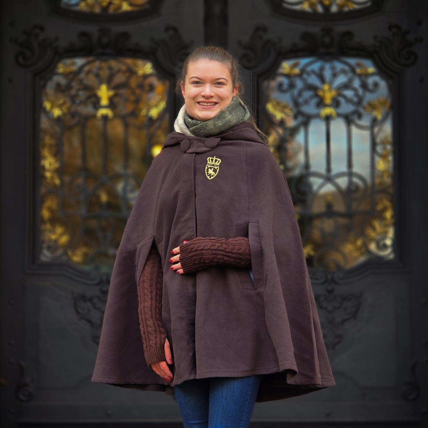 Poncho mit edler Hofreitschul-Stickerei